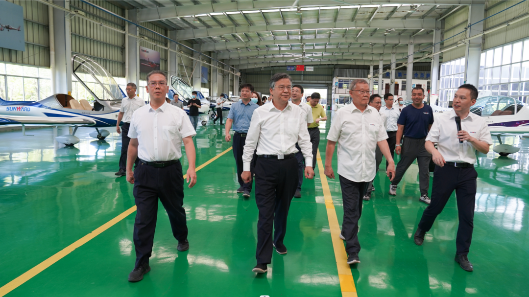 湖南省委常委、常务副省长李殿勋一行考察调研利来老牌国际官网科技