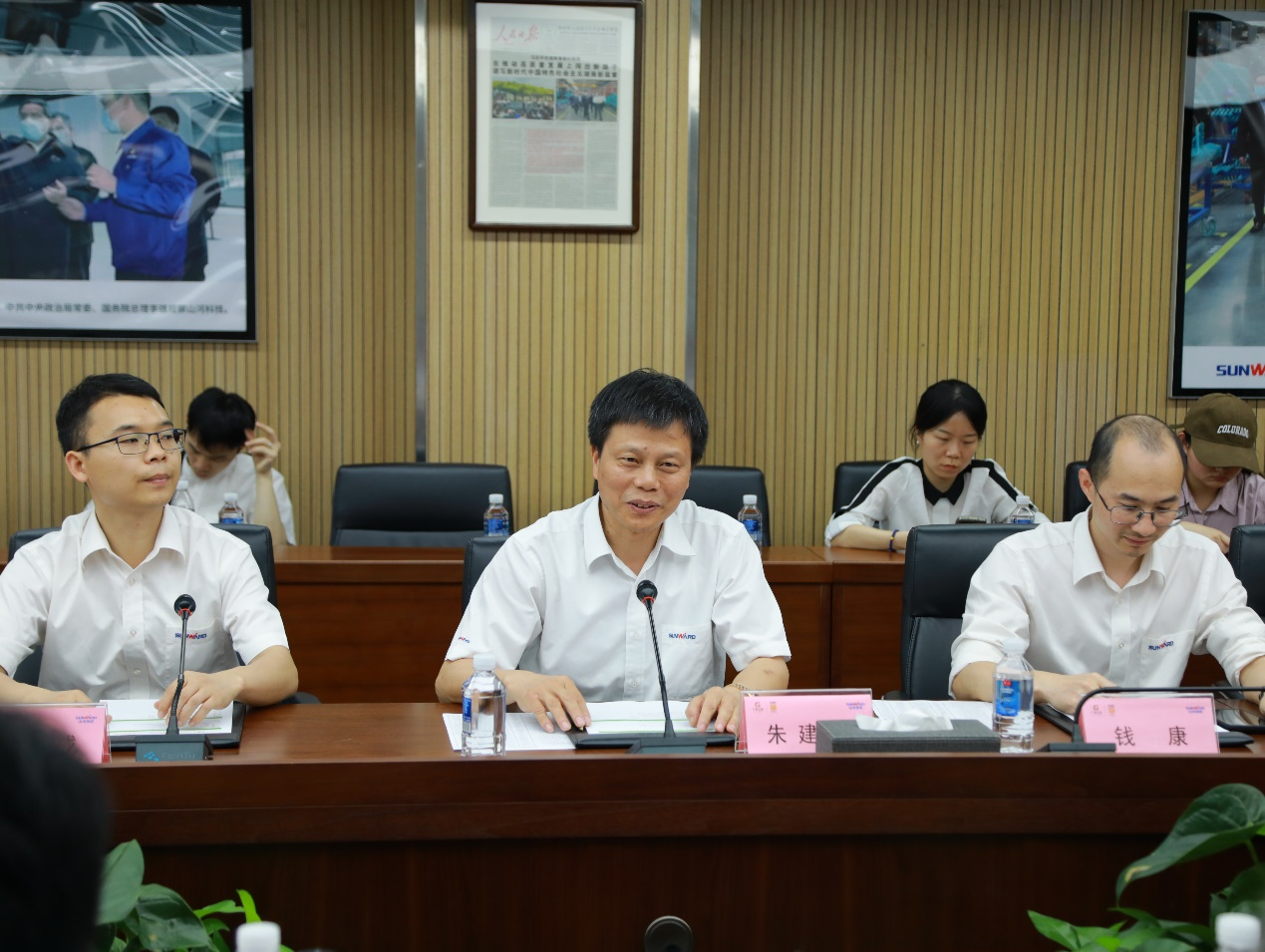 湘潭市工信局带队莅临利来老牌国际官网智能开展智能制造现场观摩交流运动