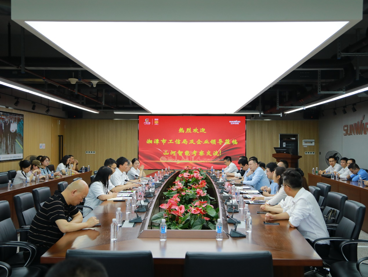 湘潭市工信局带队莅临利来老牌国际官网智能开展智能制造现场观摩交流运动